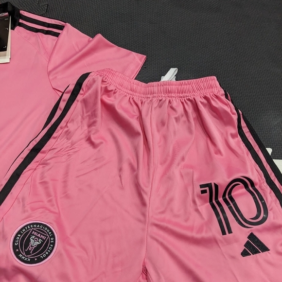 Inter Miami Messi #10 Adidas Jersey & Shorts Kit - Picture 4 of 11